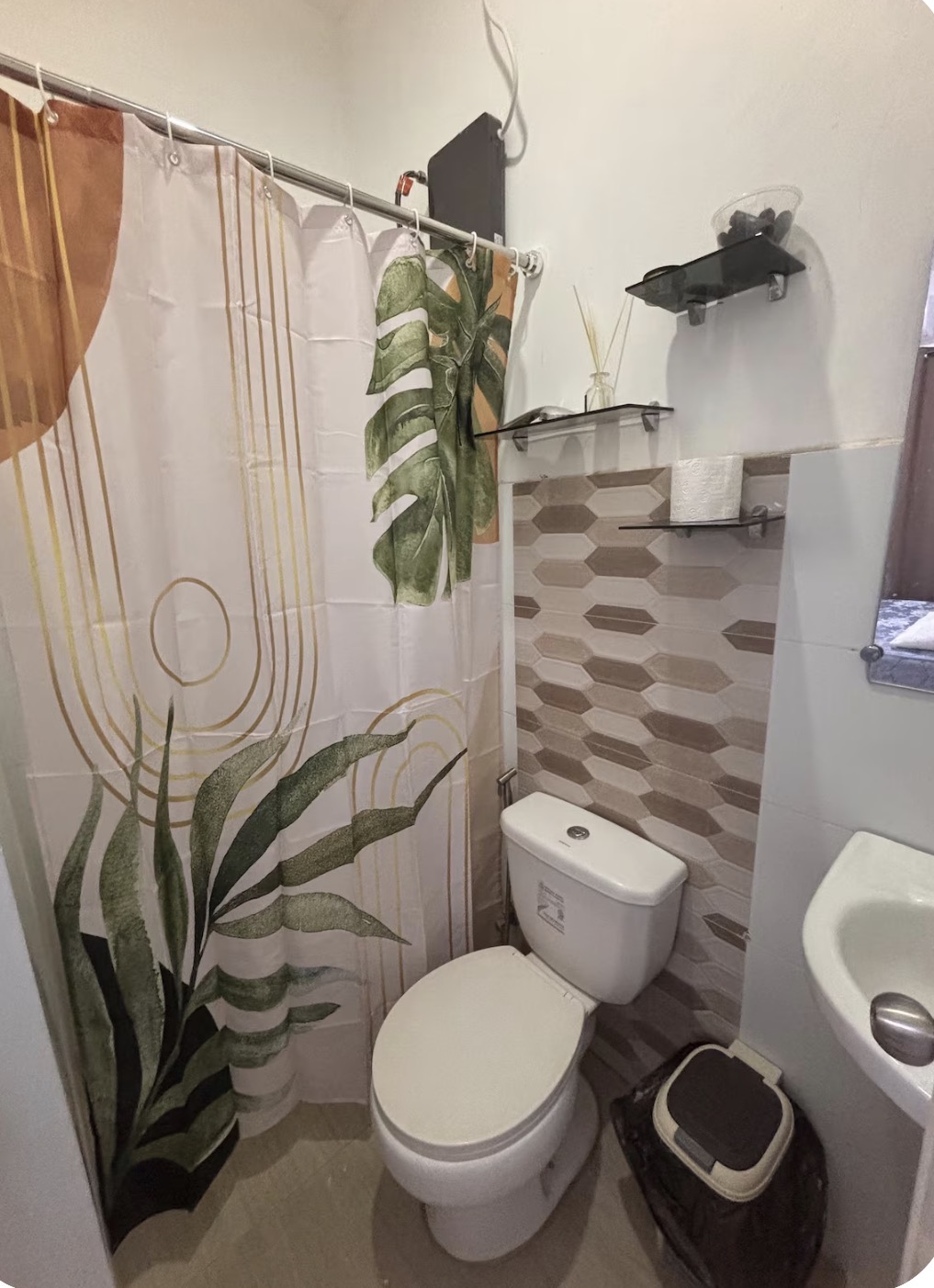 Ensuite bathroom with hot shower, toilet, and patterned tile